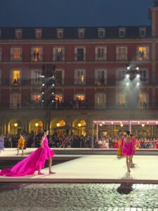 Paula Ribó Instagram - Gracias @carolinaherrera por estas dos noches mágicas en Madrid 💋💋💋💋💋🤍🤍🤍🤍🤍🤍🤍