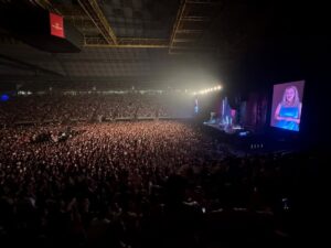 Paula Ribó Instagram - Hace un año estábamos ideando todo esto y ahora ya ha pasado la primera parte de la gira 🥵💋🫶 Veo todas las fotos y me emociona ver lo bonito que ha sido y la suerte que tengo de estar tan bien acompañada. Una artista no es nada sin un gran equipo y yo siento que tengo el mejor de todos!!!!!