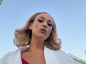Paula Ribó Instagram - Hace un año estábamos ideando todo esto y ahora ya ha pasado la primera parte de la gira 🥵💋🫶 Veo todas las fotos y me emociona ver lo bonito que ha sido y la suerte que tengo de estar tan bien acompañada. Una artista no es nada sin un gran equipo y yo siento que tengo el mejor de todos!!!!!