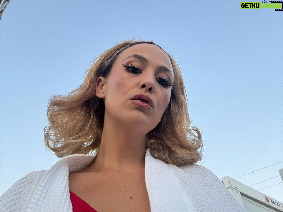 Paula Ribó - 14.1K Likes - Hace un año estábamos ideando todo esto y ahora ya ha pasado la primera parte de la gira 🥵💋🫶 Veo todas las fotos y me emociona ver lo bonito que ha sido y la suerte que tengo de estar tan bien acompañada. Una artista no es nada sin un gran equipo y yo siento que tengo el mejor de todos!!!!!
