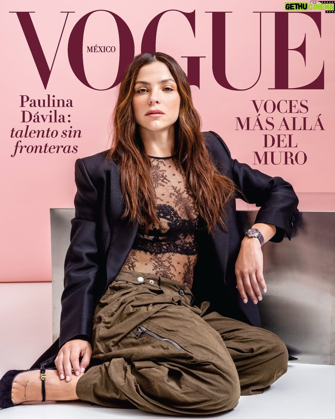 Paulina Dávila - 4.9K Likes - En el mapa actual de actrices latinoamericanas que están conquistando la pantalla internacional, el nombre de #PaulinaDávila ocupa un lugar. Nació en Medellín, creció en Santa Marta, y aunque en sus inicios se inclinó por las artes visuales, pronto encontró en la actuación un territorio fértil para desplegar esa sensibilidad creativa que la define. 

Hoy, con proyectos en plataformas globales, un estilo personal que la distingue y un nuevo capítulo como amiga de la casa suiza Breitling, la colombiana confirma que su carrera está hecha de decisiones valientes y momentos precisos.

Lee la entrevista completa en nuestro link en bio.

Paulina Dávila lleva reloj de @breitling

Fotografía: @stefanruizphoto
Realización: @KarlaMartinezdeSalas
Entrevista: @amirasaim
Peinado: @alejandroiniguezhair
Maquillaje: @mbo_makeup
Asistente de foto: @pavkasegura
Asistente de moda: @oscarbarragangv
Digitalización: @ericktedo
Sastres: Carlos Pérez Escamilla y Rebeca Mejía