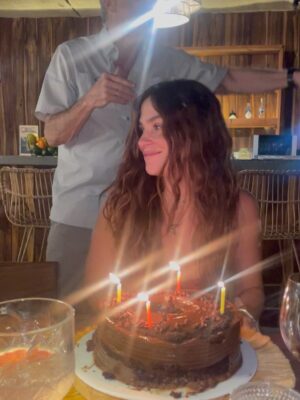 Paulina Dávila Instagram - Un aplauso pa mami y papi 🩷
Les amo a los de siempre, gracias por estar y todos por sus mensajes y deseos tan bonitos.