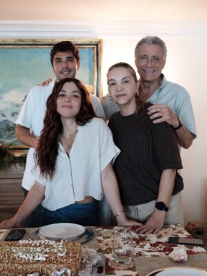 Paulina Dávila Instagram - Un aplauso pa mami y papi 🩷
Les amo a los de siempre, gracias por estar y todos por sus mensajes y deseos tan bonitos.