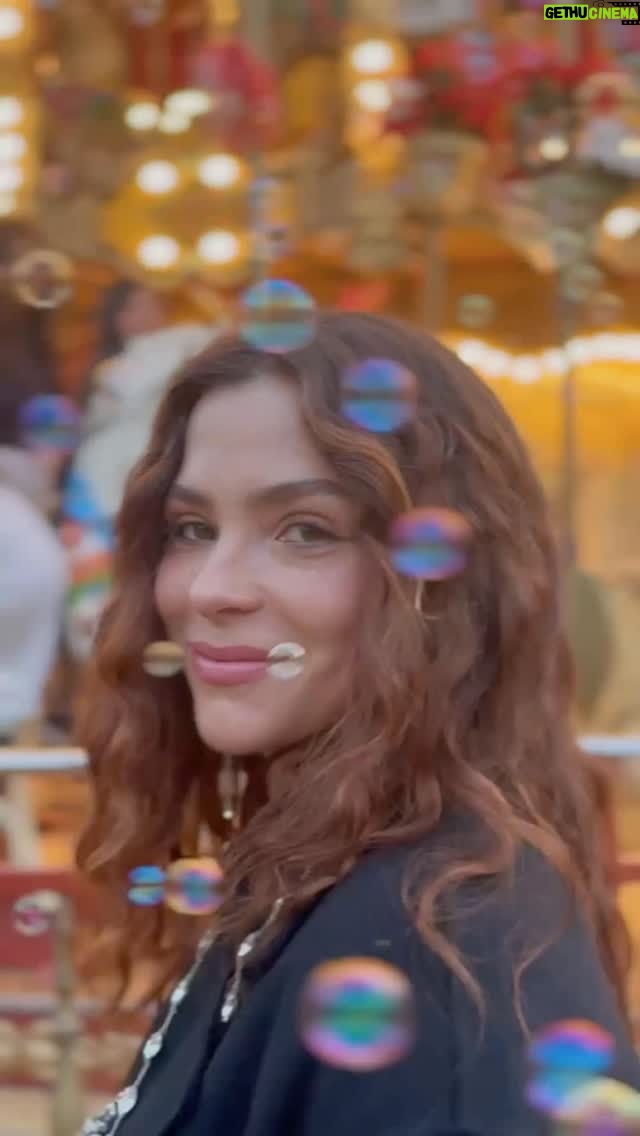 Paulina Dávila - 739 Likes - Último paseito del año en la CDMX, atardecer, burbujas, risas y mucha diversión con @bimbaylola 🎠🫧