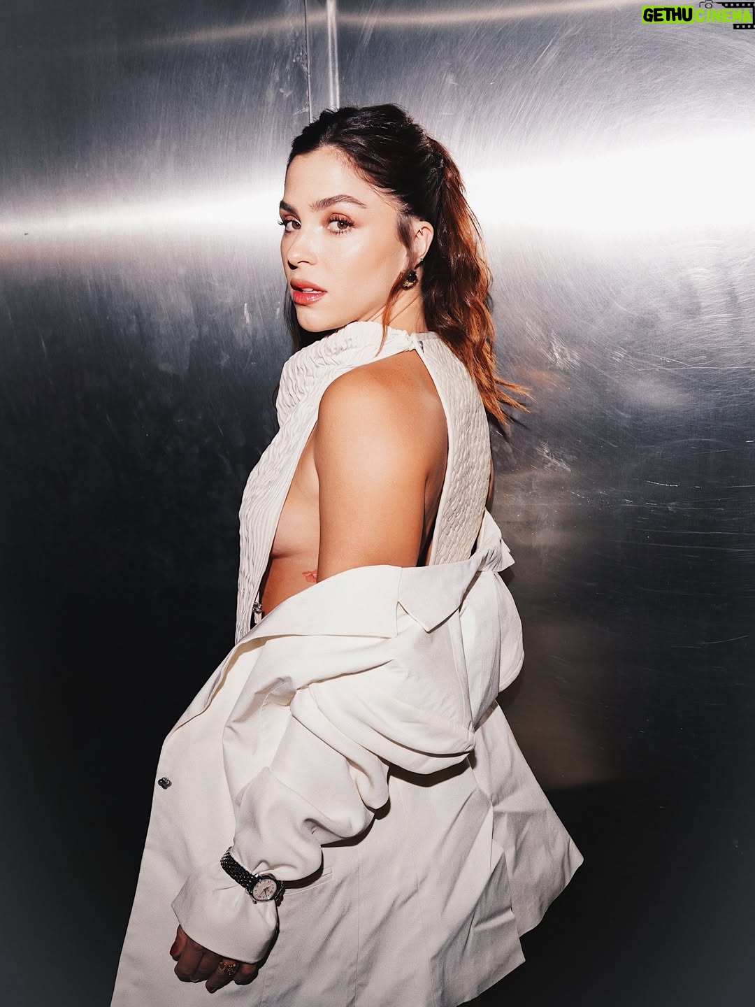 Paulina Dávila - 5.1K Likes - Una noche de sabrosura caleña ( por eso la canción), un poco de Colombia en México, celebrando las flores y los puentes que conectan a nuestras culturas, felicidades por eso @marieclaire_la @gerardangulo y todo el equipo!

Gracias totales…

Yo fui vestida por @campillo_official con es look soñado!
Con joyas de @theboveda y reloj @breitling 
Glam @karimegomez21 
Fotos @dievko

Pd: a mi flia @nmda_mx les amo!
