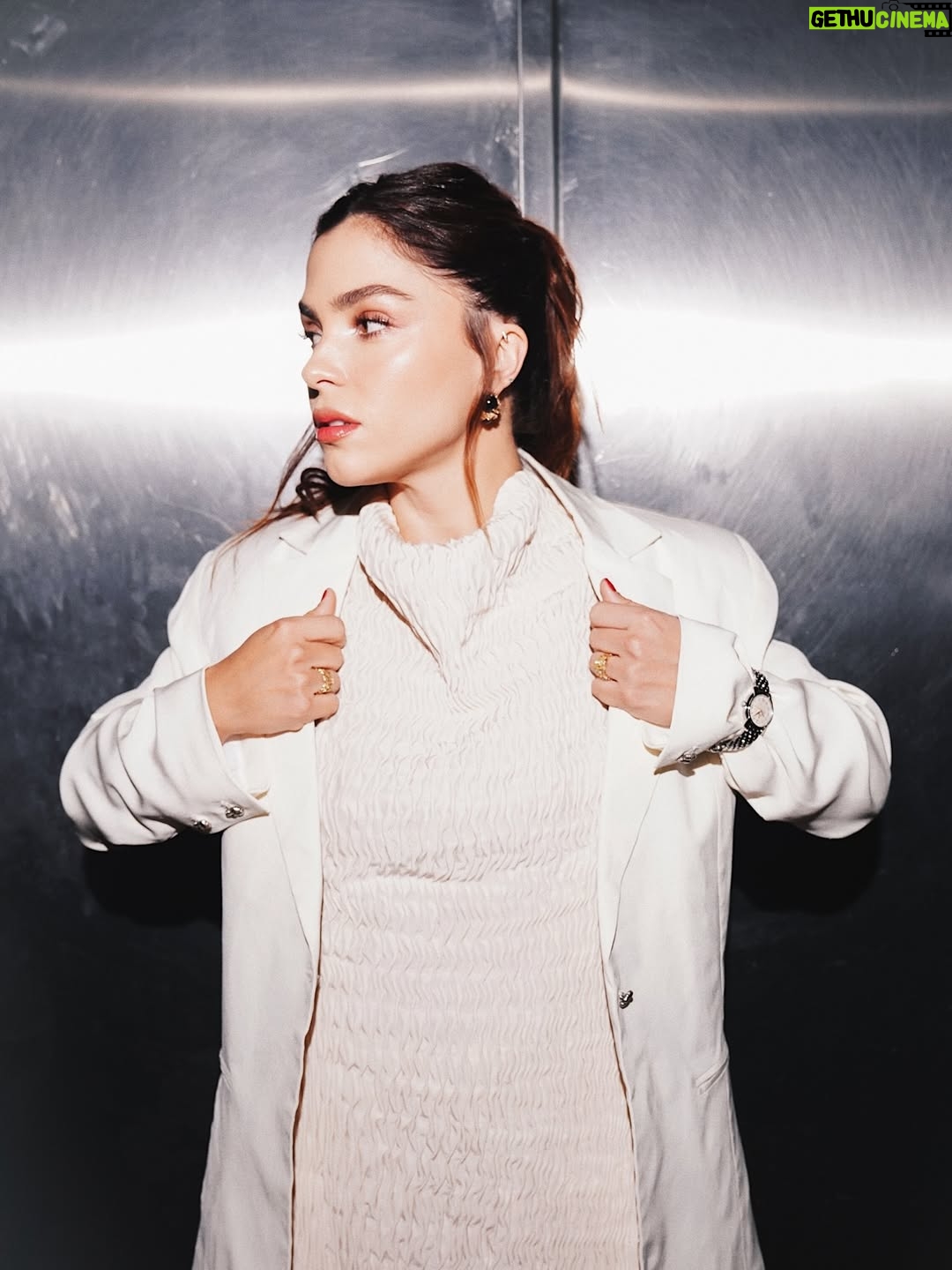 Paulina Dávila - 5.1K Likes - Una noche de sabrosura caleña ( por eso la canción), un poco de Colombia en México, celebrando las flores y los puentes que conectan a nuestras culturas, felicidades por eso @marieclaire_la @gerardangulo y todo el equipo!

Gracias totales…

Yo fui vestida por @campillo_official con es look soñado!
Con joyas de @theboveda y reloj @breitling 
Glam @karimegomez21 
Fotos @dievko

Pd: a mi flia @nmda_mx les amo!