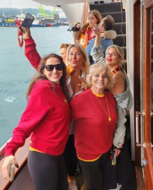 Pelin Öztekin Instagram - 💛♥️
 25. 🏆 🦁

Sonra dedim ki;
İyi ki G⭐️L⭐️T🌟S⭐️R⭐️Y’lıyım.

#250525