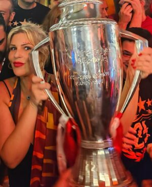 Pelin Öztekin Instagram - 💛♥️
 25. 🏆 🦁

Sonra dedim ki;
İyi ki G⭐️L⭐️T🌟S⭐️R⭐️Y’lıyım.

#250525