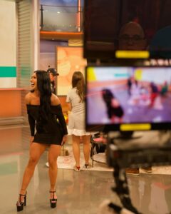 Perla Montemayor Instagram - En la vida no siempre tenemos lo que creemos merecer, pero siempre tenemos lo que trabajamos para conseguir.

Creo que este es el momento en el que finalmente puedo decir ¡LO LOGRÉ! 

Gracias Dios porque aún en mis momentos más difíciles estás aquí mostrándome tu gracia y tu bondad. 

Ahora mi marca @perlamont_fitness se vende en televisión nacional, it’s just WOW! 😮 En el morning show mas visto de la televisión hispana! 

@despiertamerica @univision @gangasanddeals @perlamont_fitness