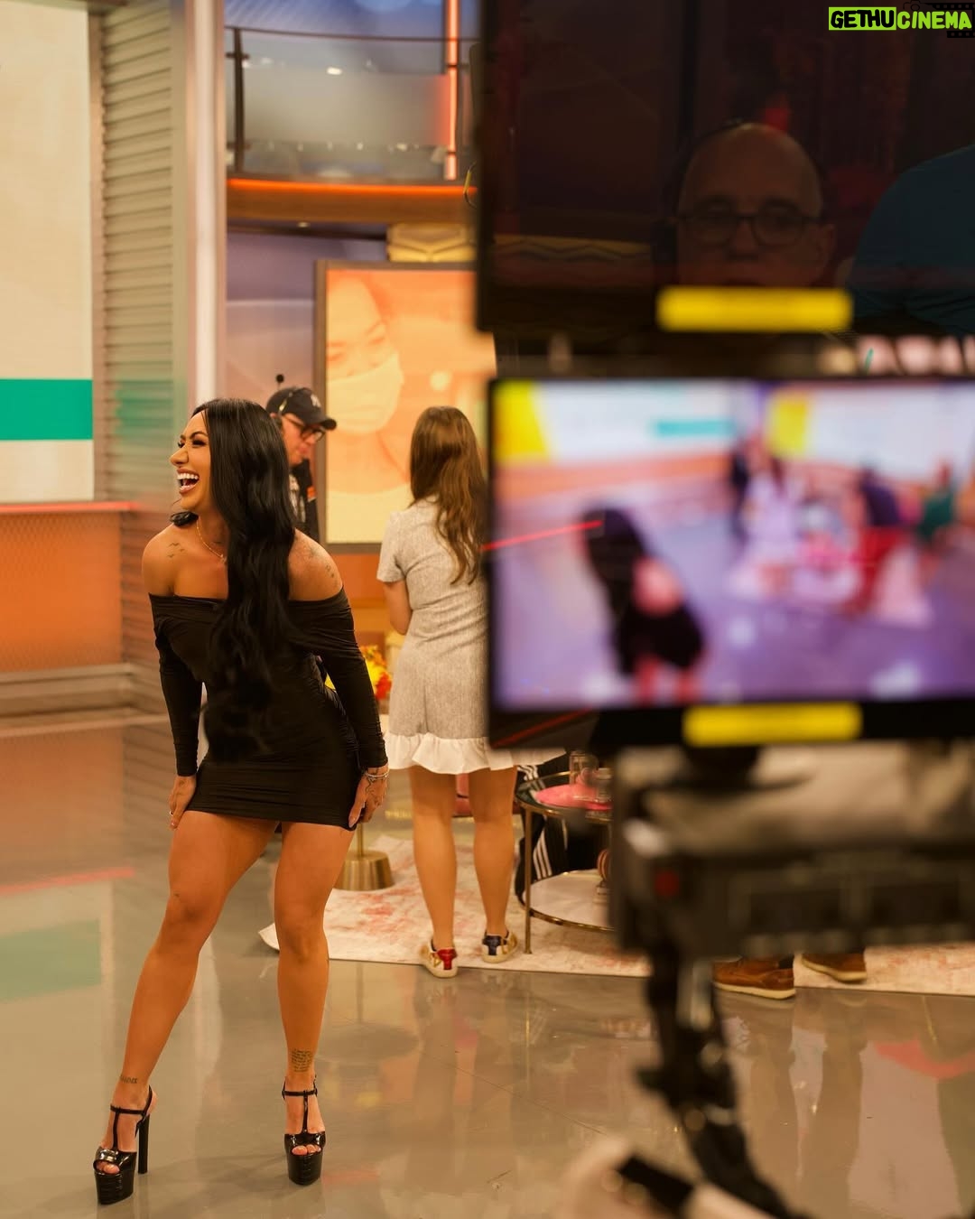 Perla Montemayor - 3.6K Likes - En la vida no siempre tenemos lo que creemos merecer, pero siempre tenemos lo que trabajamos para conseguir.

Creo que este es el momento en el que finalmente puedo decir ¡LO LOGRÉ! 

Gracias Dios porque aún en mis momentos más difíciles estás aquí mostrándome tu gracia y tu bondad. 

Ahora mi marca @perlamont_fitness se vende en televisión nacional, it’s just WOW! 😮 En el morning show mas visto de la televisión hispana! 

@despiertamerica @univision @gangasanddeals @perlamont_fitness