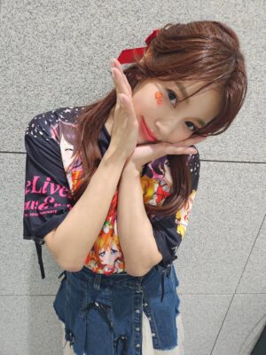 Pile Instagram - .
좀 늦었지만 라브라이브 오버스즈이벤츠 in 서울
감사합니다!
작년에는 에미츤랑 둘이서 오고 올해는 드디어 리피도 같이 셋이서 공연을 무사히 아무것도 문제 없이 자~~~루  끝났습니다♡♡♡
그때도 말했었지만 앞으로도 몇번 뮤즈멤버로 여러분앞에서 무대를 할수있는지 모르겠고 약속은 못하지만 라브라이브를 뮤즈를 앞으로도 사랑해주시고 우리를 불러주세요♡♡♡어떤 방법으로 볼수있게모르겠지만 큰목소리가 혹시나 힘이될수도...^^♡♡♡

펜분들 감사해요, 스텝분들 감사해요,

그리고 이번에 헤어메이크 해주셨던　@roel.ray @mijatomo @lipby @miki_24iy 이틀동안 감사합니다 ♡♡♡

@cd_junzzang　언니도 메번 공연준비 고마워요♡♡♡

한국어는 아직도 잘못하지만 하고싶은말을 그대로 남기고싶어서 이렇게 남깁니다ㅎㅎ
수정 해야되는 부분이 있어도 그냥 눈 감고
 지나가주시오ㅎㅎ
그리고 멤버 리피 에미츤 감사해요♡♡♡
ps. 마지막 대 창 짱였습니다!
#lovelive #ラブライブ ! #μs #lovelive_ose_seoule #lovelive_ose