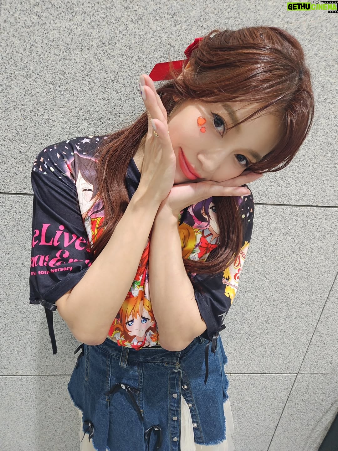 Pile - 7.9K Likes - .
좀 늦었지만 라브라이브 오버스즈이벤츠 in 서울
감사합니다!
작년에는 에미츤랑 둘이서 오고 올해는 드디어 리피도 같이 셋이서 공연을 무사히 아무것도 문제 없이 자~~~루  끝났습니다♡♡♡
그때도 말했었지만 앞으로도 몇번 뮤즈멤버로 여러분앞에서 무대를 할수있는지 모르겠고 약속은 못하지만 라브라이브를 뮤즈를 앞으로도 사랑해주시고 우리를 불러주세요♡♡♡어떤 방법으로 볼수있게모르겠지만 큰목소리가 혹시나 힘이될수도...^^♡♡♡

펜분들 감사해요, 스텝분들 감사해요,

그리고 이번에 헤어메이크 해주셨던　@roel.ray @mijatomo @lipby @miki_24iy 이틀동안 감사합니다 ♡♡♡

@cd_junzzang　언니도 메번 공연준비 고마워요♡♡♡

한국어는 아직도 잘못하지만 하고싶은말을 그대로 남기고싶어서 이렇게 남깁니다ㅎㅎ
수정 해야되는 부분이 있어도 그냥 눈 감고
 지나가주시오ㅎㅎ
그리고 멤버 리피 에미츤 감사해요♡♡♡
ps. 마지막 대 창 짱였습니다!
#lovelive #ラブライブ ! #μs #lovelive_ose_seoule #lovelive_ose