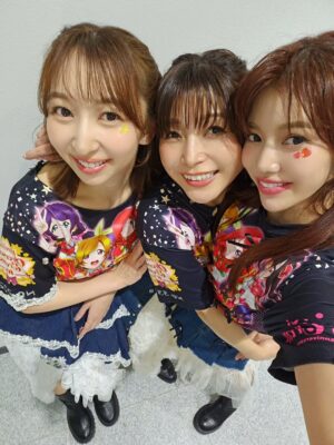 Pile Instagram - .
좀 늦었지만 라브라이브 오버스즈이벤츠 in 서울
감사합니다!
작년에는 에미츤랑 둘이서 오고 올해는 드디어 리피도 같이 셋이서 공연을 무사히 아무것도 문제 없이 자~~~루  끝났습니다♡♡♡
그때도 말했었지만 앞으로도 몇번 뮤즈멤버로 여러분앞에서 무대를 할수있는지 모르겠고 약속은 못하지만 라브라이브를 뮤즈를 앞으로도 사랑해주시고 우리를 불러주세요♡♡♡어떤 방법으로 볼수있게모르겠지만 큰목소리가 혹시나 힘이될수도...^^♡♡♡

펜분들 감사해요, 스텝분들 감사해요,

그리고 이번에 헤어메이크 해주셨던　@roel.ray @mijatomo @lipby @miki_24iy 이틀동안 감사합니다 ♡♡♡

@cd_junzzang　언니도 메번 공연준비 고마워요♡♡♡

한국어는 아직도 잘못하지만 하고싶은말을 그대로 남기고싶어서 이렇게 남깁니다ㅎㅎ
수정 해야되는 부분이 있어도 그냥 눈 감고
 지나가주시오ㅎㅎ
그리고 멤버 리피 에미츤 감사해요♡♡♡
ps. 마지막 대 창 짱였습니다!
#lovelive #ラブライブ ! #μs #lovelive_ose_seoule #lovelive_ose