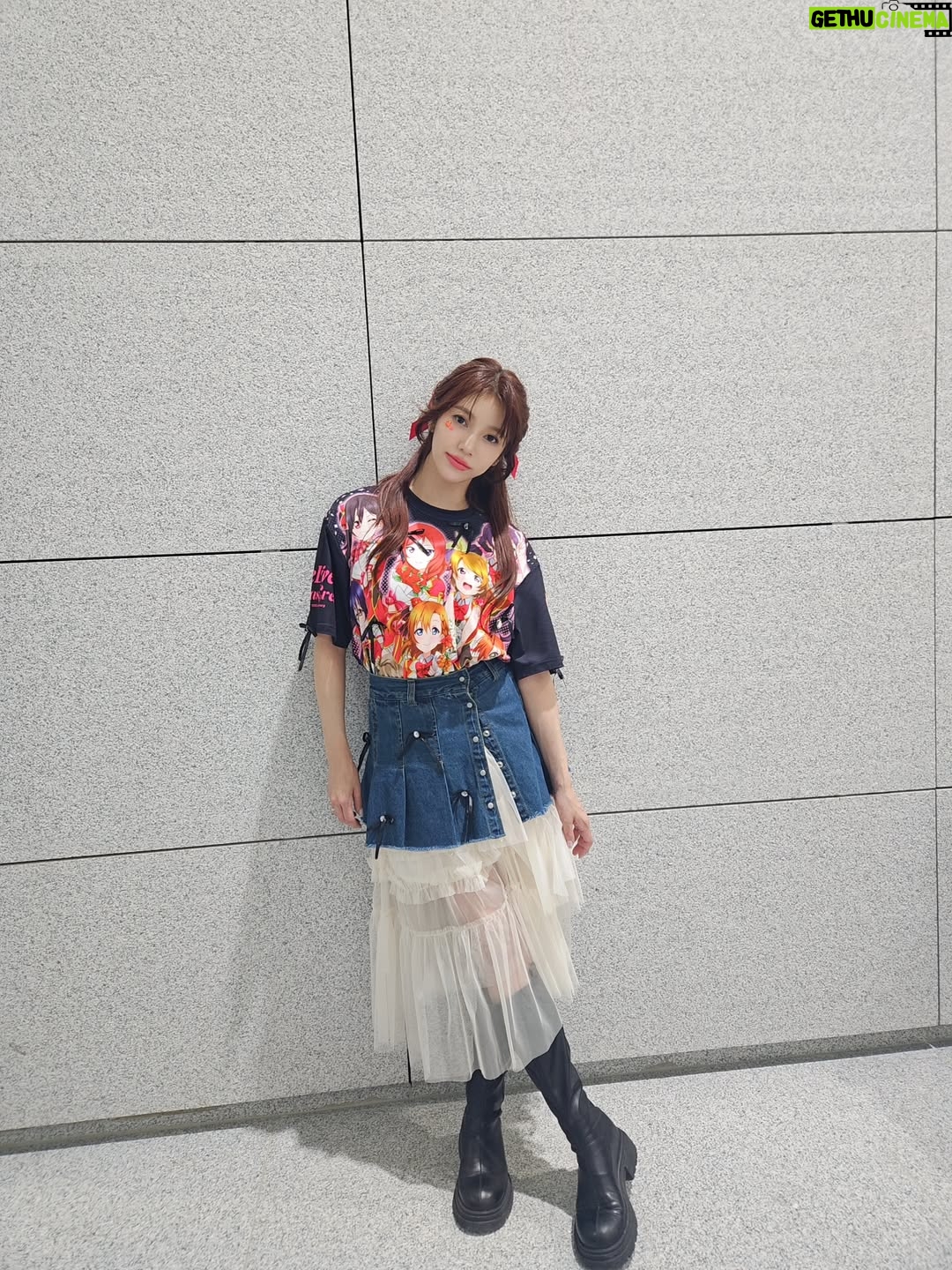 Pile - 7.9K Likes - .
좀 늦었지만 라브라이브 오버스즈이벤츠 in 서울
감사합니다!
작년에는 에미츤랑 둘이서 오고 올해는 드디어 리피도 같이 셋이서 공연을 무사히 아무것도 문제 없이 자~~~루  끝났습니다♡♡♡
그때도 말했었지만 앞으로도 몇번 뮤즈멤버로 여러분앞에서 무대를 할수있는지 모르겠고 약속은 못하지만 라브라이브를 뮤즈를 앞으로도 사랑해주시고 우리를 불러주세요♡♡♡어떤 방법으로 볼수있게모르겠지만 큰목소리가 혹시나 힘이될수도...^^♡♡♡

펜분들 감사해요, 스텝분들 감사해요,

그리고 이번에 헤어메이크 해주셨던　@roel.ray @mijatomo @lipby @miki_24iy 이틀동안 감사합니다 ♡♡♡

@cd_junzzang　언니도 메번 공연준비 고마워요♡♡♡

한국어는 아직도 잘못하지만 하고싶은말을 그대로 남기고싶어서 이렇게 남깁니다ㅎㅎ
수정 해야되는 부분이 있어도 그냥 눈 감고
 지나가주시오ㅎㅎ
그리고 멤버 리피 에미츤 감사해요♡♡♡
ps. 마지막 대 창 짱였습니다!
#lovelive #ラブライブ ! #μs #lovelive_ose_seoule #lovelive_ose