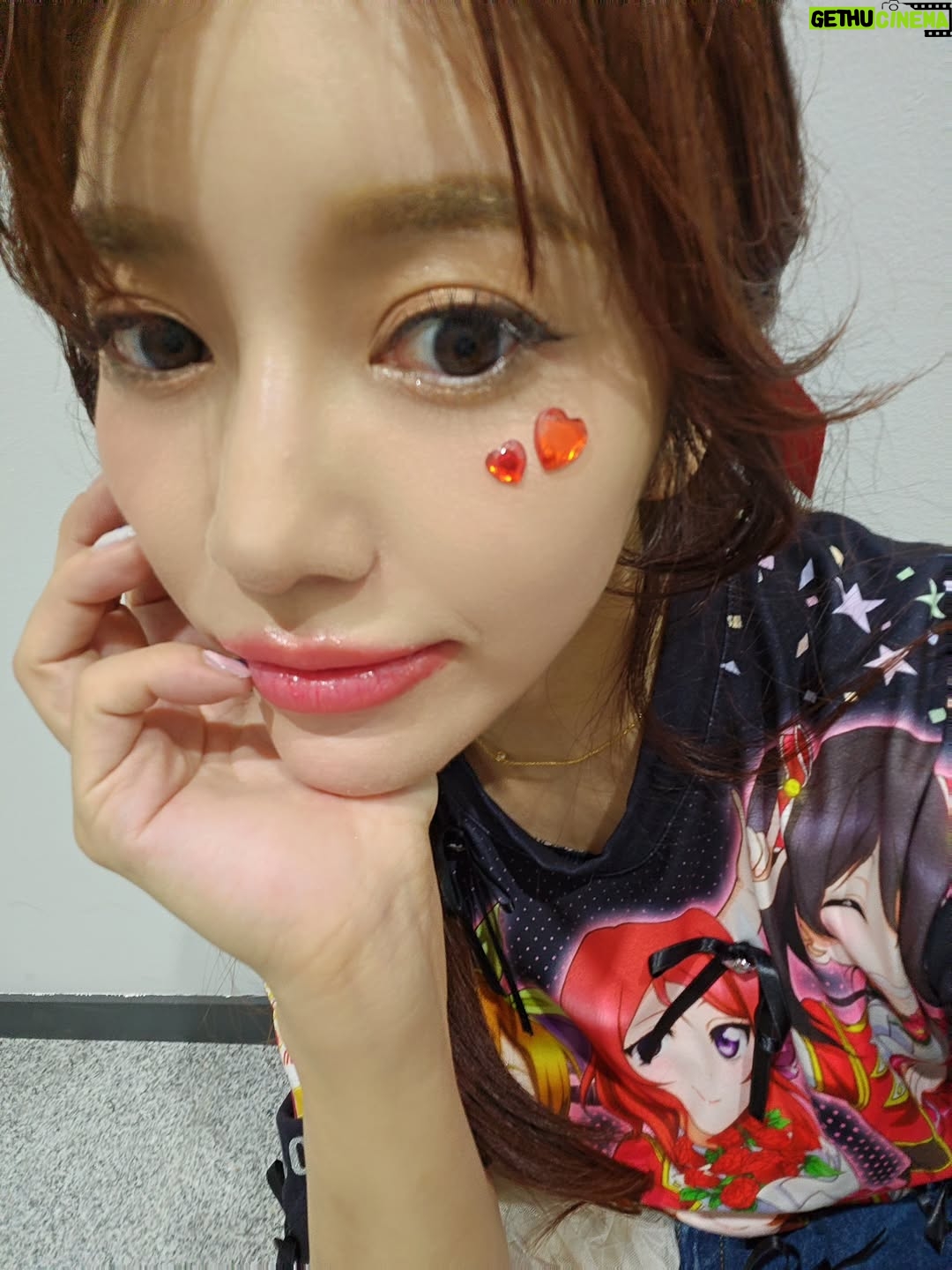 Pile - 7.9K Likes - .
좀 늦었지만 라브라이브 오버스즈이벤츠 in 서울
감사합니다!
작년에는 에미츤랑 둘이서 오고 올해는 드디어 리피도 같이 셋이서 공연을 무사히 아무것도 문제 없이 자~~~루  끝났습니다♡♡♡
그때도 말했었지만 앞으로도 몇번 뮤즈멤버로 여러분앞에서 무대를 할수있는지 모르겠고 약속은 못하지만 라브라이브를 뮤즈를 앞으로도 사랑해주시고 우리를 불러주세요♡♡♡어떤 방법으로 볼수있게모르겠지만 큰목소리가 혹시나 힘이될수도...^^♡♡♡

펜분들 감사해요, 스텝분들 감사해요,

그리고 이번에 헤어메이크 해주셨던　@roel.ray @mijatomo @lipby @miki_24iy 이틀동안 감사합니다 ♡♡♡

@cd_junzzang　언니도 메번 공연준비 고마워요♡♡♡

한국어는 아직도 잘못하지만 하고싶은말을 그대로 남기고싶어서 이렇게 남깁니다ㅎㅎ
수정 해야되는 부분이 있어도 그냥 눈 감고
 지나가주시오ㅎㅎ
그리고 멤버 리피 에미츤 감사해요♡♡♡
ps. 마지막 대 창 짱였습니다!
#lovelive #ラブライブ ! #μs #lovelive_ose_seoule #lovelive_ose