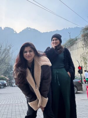 Preeti Singh Instagram - What a blessing it is to be from the snowy mountains ❄️ Christmas always feels extra special here 🎄🤍
Merry Christmas, everyone 🤗✨