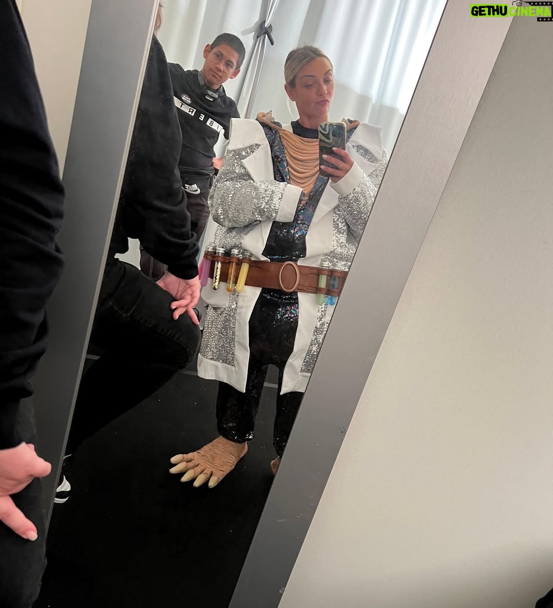 Priscilla Betti - 13.8K Likes - OUI, ce costume je l’adore ! 😁 Je l’ai choisi direct, un véritable coup de cœur !
Je me suis régalée, cette aventure a vraiment été extraordinaire, entourée de personnes formidables, et des camarades de scène que je garde comme un précieux souvenir.

J’espère que vous l’avez aimée autant que moi ! Et les indices, les avez-vous tous trouvés ? 🔍 👀

#masksinger #lataupe #priscilla #priscillabetti #tf1