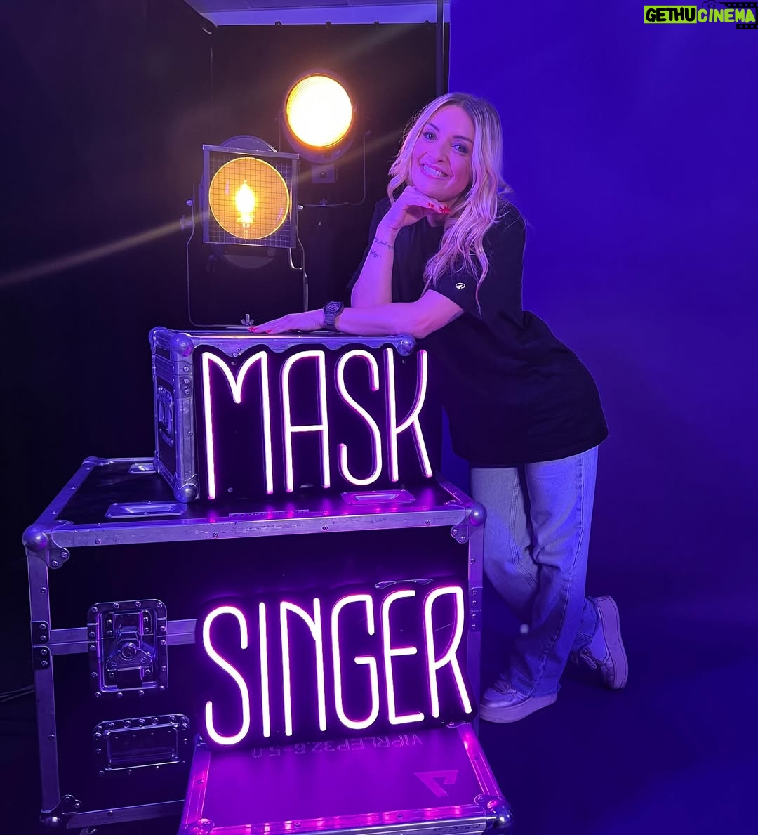 Priscilla Betti - 13.8K Likes - OUI, ce costume je l’adore ! 😁 Je l’ai choisi direct, un véritable coup de cœur !
Je me suis régalée, cette aventure a vraiment été extraordinaire, entourée de personnes formidables, et des camarades de scène que je garde comme un précieux souvenir.

J’espère que vous l’avez aimée autant que moi ! Et les indices, les avez-vous tous trouvés ? 🔍 👀

#masksinger #lataupe #priscilla #priscillabetti #tf1