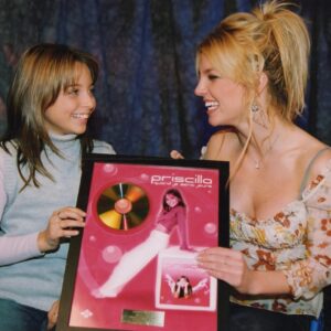 Priscilla Betti Instagram - 24 ans aujourd’hui 🎂 
1 - Publicité télé pour mon 2ème album 🐞 
2 - Je rentre encore dedans 🌈 
3 - Je découvre la pochette de mon 1er single 🥹
4 - C’était CRAZY (si t’as la réf fait coucou) 👋 @britneyspears 
5 - On a partagé quelques Happy-Meal 🍟 
6 - Bric-à-brac de #souvenirs 📚 
7 - Ma toute première maquette 💿 
8 - Ici Priss’, quelle est la mission ? 🔍 
9 - Un samedi matin sur France 2 ☀️ 
10 - Les lettres rouges ♥️
11 - De retour sur scène pour mes 25 ans de carrière 😍

#priscilla #since2001 #priscillabetti #annee2000 #toujourspasdamour