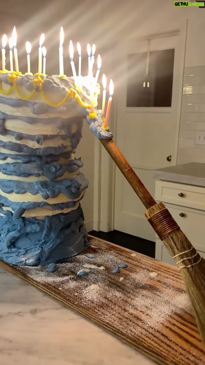 QTCinderella - 118.6K Likes - Finally made the cake of my childhood dreams 🌹