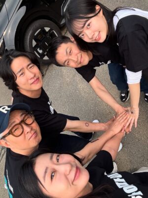 Ra Mi-ran Instagram - #하이파이브 #무대인사 
관객여러분과 만나는시간!! 
근데 항공샷 이게 맞는거임??? ㅋ