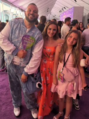 Rachael Leigh Cook Instagram - Any day I get to see @whatsupdanny is a good day, so I had the very best time at the #FreakierFriday Premiere! The kids and I are big fans of the original and naturally had measured expectations, but this iteration delivered and then some, @disney does it again. Go!! ⭐️ ⭐️ ⭐️ ⭐️ ⭐️ 
👗 @leolin_official ✨