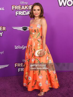 Rachael Leigh Cook Instagram - Any day I get to see @whatsupdanny is a good day, so I had the very best time at the #FreakierFriday Premiere! The kids and I are big fans of the original and naturally had measured expectations, but this iteration delivered and then some, @disney does it again. Go!! ⭐️ ⭐️ ⭐️ ⭐️ ⭐️ 
👗 @leolin_official ✨