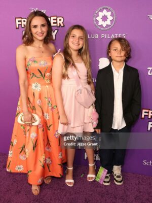 Rachael Leigh Cook Instagram - Any day I get to see @whatsupdanny is a good day, so I had the very best time at the #FreakierFriday Premiere! The kids and I are big fans of the original and naturally had measured expectations, but this iteration delivered and then some, @disney does it again. Go!! ⭐️ ⭐️ ⭐️ ⭐️ ⭐️ 
👗 @leolin_official ✨