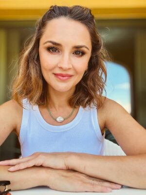 Rachael Leigh Cook Instagram - the same way the internet can make us dislike people we probably shouldn’t, it made me really care about someone I don’t even know, and that’s you @AmyBolandHauser
Because of @paulwhausergram ‘s
eloquent and loving posts about your heart, intellect, dedication to family and philanthropy, you have a forever fan in me. Thank you so much for sending this beautiful necklace, it’s a perfect symbol of the great work you are doing with #TheFreedomCollection to stop online child exploitation.
So if any of you type A achievers need a GREAT holiday gift idea, head on over to @cottongunterstudio asap ✨🫶
#pearlswithpurpose 🫶✨