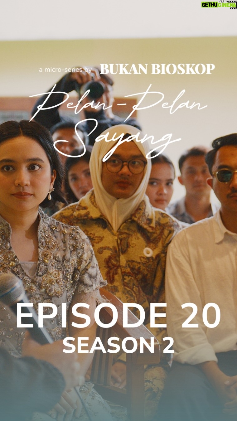 Rachel Amanda - 61.1K Likes - Episode 20 – "Pertunangan"

Amanda tersenyum seolah semuanya baik-baik saja. Kev hadir, mencoba yakin dengan pilihan yang telah dibuat. Lutesha mendampingi sebagai keluarga, meski ada rasa yang mengganggu dirinya.

Akankah ini benar-benar jadi awal kebahagiaan? Atau justru akhir yang tak semua orang siap terima?

Episode 20 Season Finale, tayang sekarang.

Makeup by @mcelly.makeupartist
Florist by @rajarangkai
Venue at Rumah Alexandra
Gift Box by @itsomgbeauty

——————

Pelan-Pelan Sayang adalah micro-series di @BukanBioskop. Tonton urut mulai episode 1 biar nggak ketinggalan ceritanya! 🎬
#PelanPelanSayang #SeasonFinale