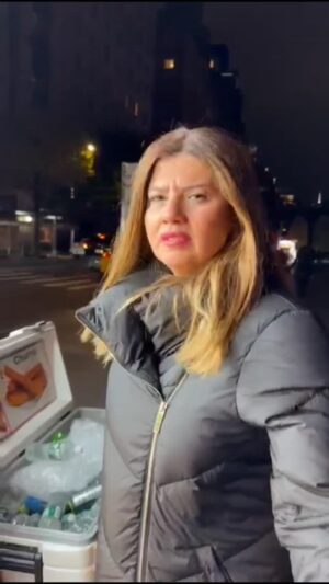 Rania Farid Shawki Instagram - شباب مصريين ولاد بلد جدعان بيشتغلوا في امريكا ربنا يحميهم ويباركلهم. من كرمهم عزموني على الأكل، ولما حاولت أدفع قالولي: عيب.. إحنا مصريين وإنتي بنت بلدنا.
اللحظة دي مش بس كانت عزومة، كانت رسالة.
إن الجدعنة لسه موجودة، والطيبة لسه عايشة، والقلوب الحلوة لسه بترحب من غير حساب ولا مقابل.
ربنا يرزقهم الخير كله ويزيدهم من فضله." 🌿🤍🇪🇬

#رانيا_فريد_شوقي #شباب #مصر#امريكا #الطيبة