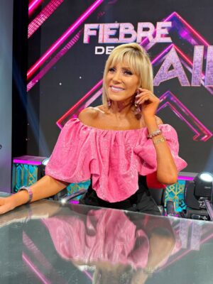 Raquel Argandoña Instagram - 💧🔥 Segunda noche de AQUADANCE  en Fiebre De Baile 🔥💧

💄 @maccosmeticschile 
💇‍♀️ @nssavedra 
💋 maquillaje x @charlie.mua
📸  @diegohernandezvaldes 

✨ Mi pelo brilla todas las noches gracias a @kerastase_official