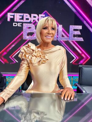 Raquel Argandoña Instagram - ✨ La noche más esperada de Fiebre de Baile llegó ✨
💧🔥 AQUADANCE 🔥💧

👗 vestido @juanfailer 

💎  Aros SWAROSKI  de @jptdutyfree 
💄 @maccosmeticschile 
💇‍♀️ @nssavedra 
💋 maquillaje x @charlie.mua
📸  @diegohernandezvaldes 

✨ Mi pelo brilla todas las noches gracias a @kerastase_official