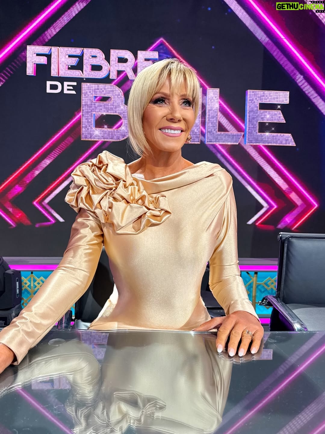 Raquel Argandoña - 5.7K Likes - ✨ La noche más esperada de Fiebre de Baile llegó ✨
💧🔥 AQUADANCE 🔥💧

👗 vestido @juanfailer 

💎  Aros SWAROSKI  de @jptdutyfree 
💄 @maccosmeticschile 
💇‍♀️ @nssavedra 
💋 maquillaje x @charlie.mua
📸  @diegohernandezvaldes 

✨ Mi pelo brilla todas las noches gracias a @kerastase_official