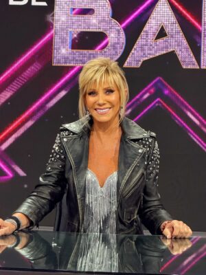 Raquel Argandoña Instagram - “Subimos el volumen y bajamos las luces…
¡Hoy se baila cuarteto en vivo! 🎶🔥
Prepárense para una noche intensa.”

Chaqueta @velezartisan 🧥
💄 @maccosmeticschile 
💇‍♀️ @nssavedra 
Maquillaje x @charlie.mua 
📸 @diegohernandezvaldes 

✨ siempre mi cabello brilla gracias a @kerastase_official