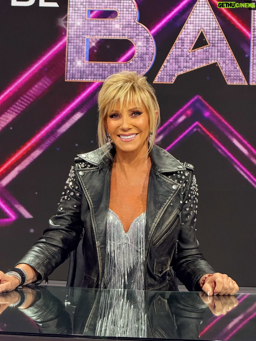 Raquel Argandoña - 5.1K Likes - “Subimos el volumen y bajamos las luces…
¡Hoy se baila cuarteto en vivo! 🎶🔥
Prepárense para una noche intensa.”

Chaqueta @velezartisan 🧥
💄 @maccosmeticschile 
💇‍♀️ @nssavedra 
Maquillaje x @charlie.mua 
📸 @diegohernandezvaldes 

✨ siempre mi cabello brilla gracias a @kerastase_official