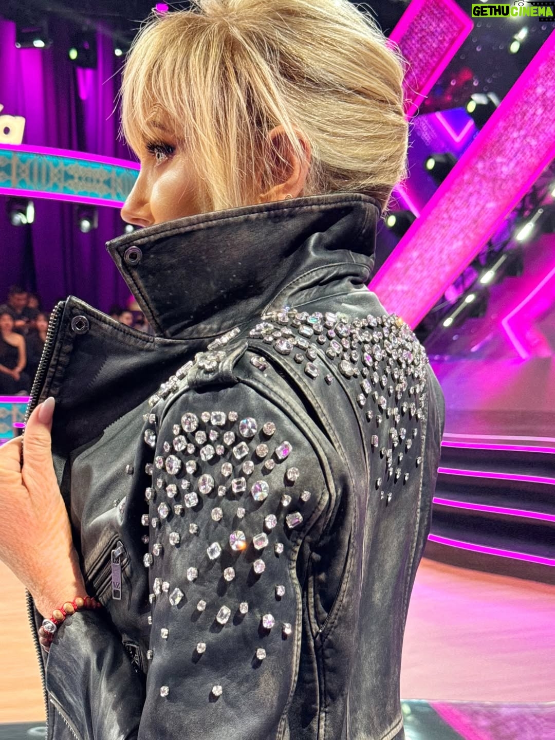 Raquel Argandoña - 5.1K Likes - “Subimos el volumen y bajamos las luces…
¡Hoy se baila cuarteto en vivo! 🎶🔥
Prepárense para una noche intensa.”

Chaqueta @velezartisan 🧥
💄 @maccosmeticschile 
💇‍♀️ @nssavedra 
Maquillaje x @charlie.mua 
📸 @diegohernandezvaldes 

✨ siempre mi cabello brilla gracias a @kerastase_official