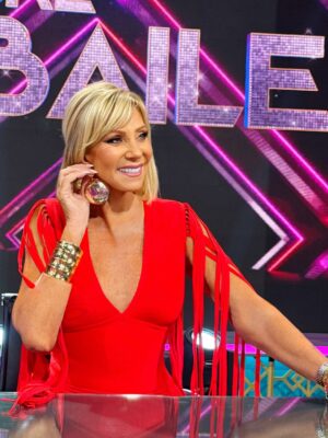 Raquel Argandoña Instagram - Nueva semana de #FiebreDeBaile especial Navidad 🎄✨
Hoy vivimos una intensa noche de duelos de grupos 💃🔥
¿Quién se lleva tu apoyo? 👀🙌

💍 aros @velezartisan 

💄 @maccosmeticschile 
💇‍♀️ @nssavedra 
💋 maquillaje x @charlie.mua 
📸  @diegohernandezvaldes 

✨ Mi pelo brilla todas las noches gracias a @kerastase_official