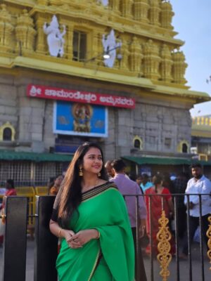 Rashmi Prabhakar Instagram - KSIC ಸೀರೆ   My baby's first outing to ದೇವಸ್ಥಾನ  Mysuru's Favorite  ಕಾಫಿ destination  ಕುಟುಂಬ = Bliss