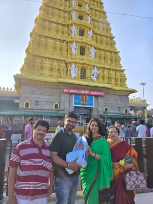 Rashmi Prabhakar Instagram - KSIC ಸೀರೆ   My baby's first outing to ದೇವಸ್ಥಾನ  Mysuru's Favorite  ಕಾಫಿ destination  ಕುಟುಂಬ = Bliss
