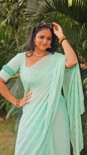 Rashmi Prabhakar Instagram - Missing my shoot days ,saree and dancing 🙄 

#ContentCreatorIndia
#ReelItIndia
#ReelsIndia
#ViralReels
#InstagramReels 
#MomInfluencer
#UGCCreatorIndia
Saree Styling shoot dance