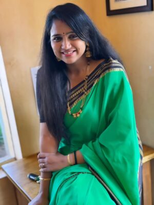 Rashmi Prabhakar Instagram - KSIC ಸೀರೆ   My baby's first outing to ದೇವಸ್ಥಾನ  Mysuru's Favorite  ಕಾಫಿ destination  ಕುಟುಂಬ = Bliss
