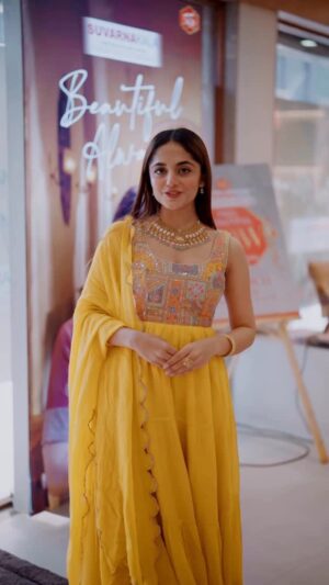 Ravina tekwani Instagram - ✨ Bridal Fest Alert! ✨ 

From chasing trends to choosing treasures, your wedding glow deserves something unforgettable. Suvarnakala’s timeless jewellery is here to complete your bridal story. After the amazing response to our Khul Ja Sim Sim Mega Draw, Suvarnakala is back with even more joy! 

Suvarnakala Jewellers is now gifting you 3 exciting vouchers 🎁✨

Making Charges Discount
Premium Clothing Brand Voucher 🧚‍♀️
2N/3D Honeymoon Stay 🏖️

Visit the showroom today and grab the offer before someone else does! 💍✨

#SuvarnakalaJewellers #SuvarnakalaOffer #SuvarnakalaBridalFest #BridalFest #Bridal #WeddingSeason2025 #JewelleryVoucher #HoneymoonStay #WeddingDealsIndia