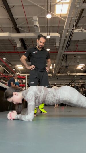 Rawan Bin Hussain Instagram - Just another fun day at the gym💅😭🫦🦌💪🏻
ما تعرفون هاذي داخله الجيش ولا الجيم؟😂🥊