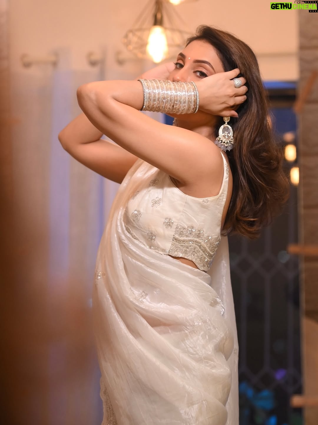 Reena Aggarwal - 6.3K Likes - Ree in Saree is never enough 🙈
📸: @utsavmorjariaphotography 
.
.
.
.
.
.
.

#sareeobsession #sareelove #portrait #portraitphotography #saree #sareestyle #ootdfashion #desivibes #handembroidery #outfitinspo