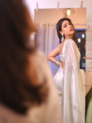 Reena Aggarwal Instagram - Ree in Saree is never enough 🙈
📸: @utsavmorjariaphotography 
.
.
.
.
.
.
.

#sareeobsession #sareelove #portrait #portraitphotography #saree #sareestyle #ootdfashion #desivibes #handembroidery #outfitinspo