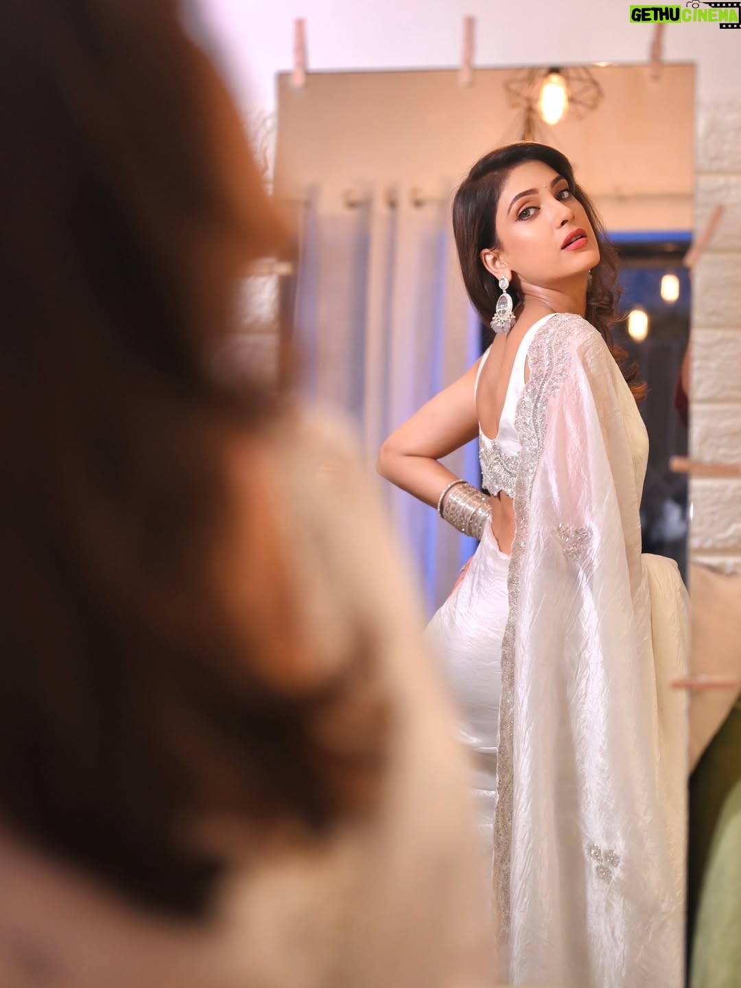Reena Aggarwal - 6.3K Likes - Ree in Saree is never enough 🙈
📸: @utsavmorjariaphotography 
.
.
.
.
.
.
.

#sareeobsession #sareelove #portrait #portraitphotography #saree #sareestyle #ootdfashion #desivibes #handembroidery #outfitinspo