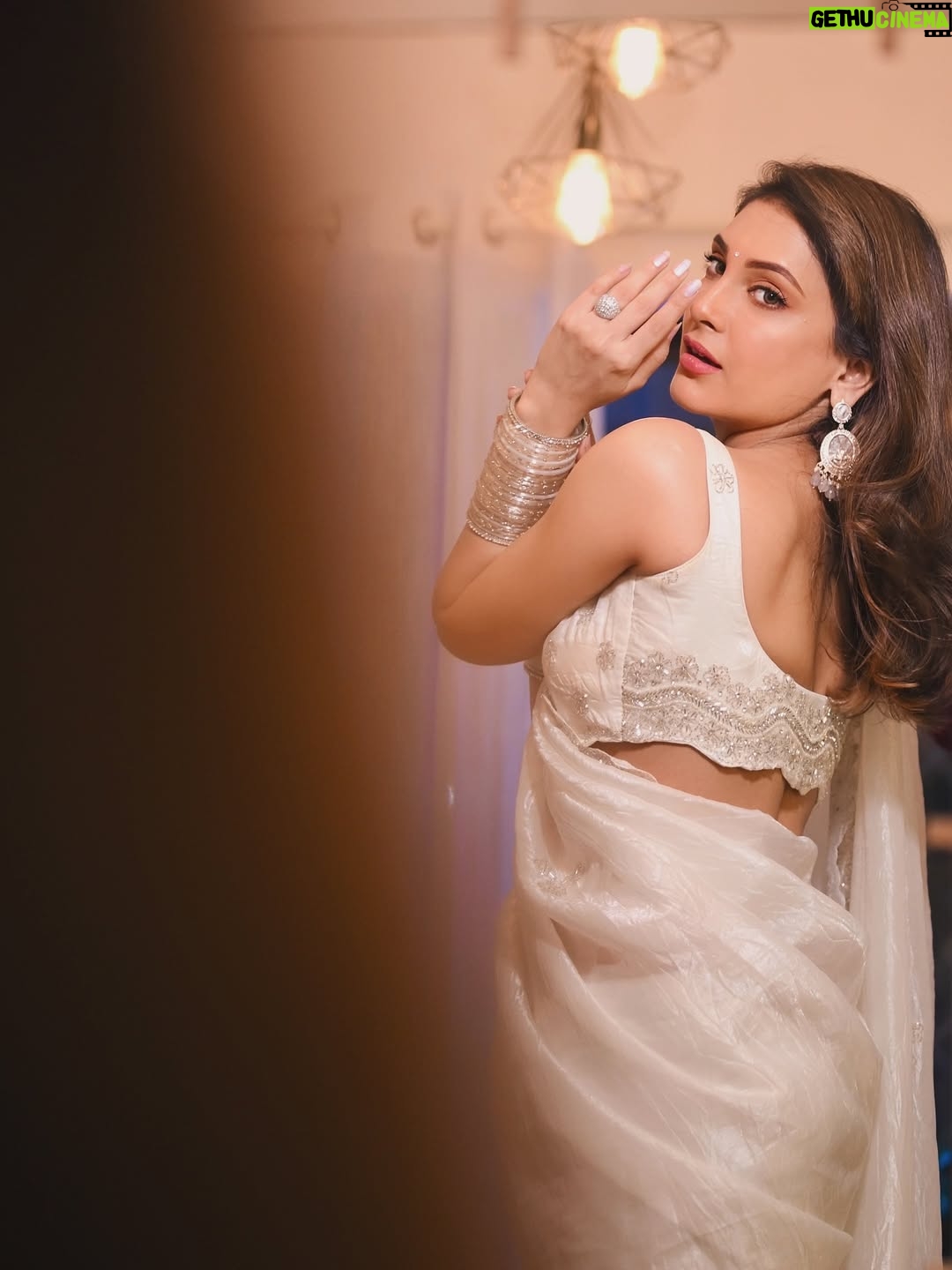 Reena Aggarwal - 6.3K Likes - Ree in Saree is never enough 🙈
📸: @utsavmorjariaphotography 
.
.
.
.
.
.
.

#sareeobsession #sareelove #portrait #portraitphotography #saree #sareestyle #ootdfashion #desivibes #handembroidery #outfitinspo