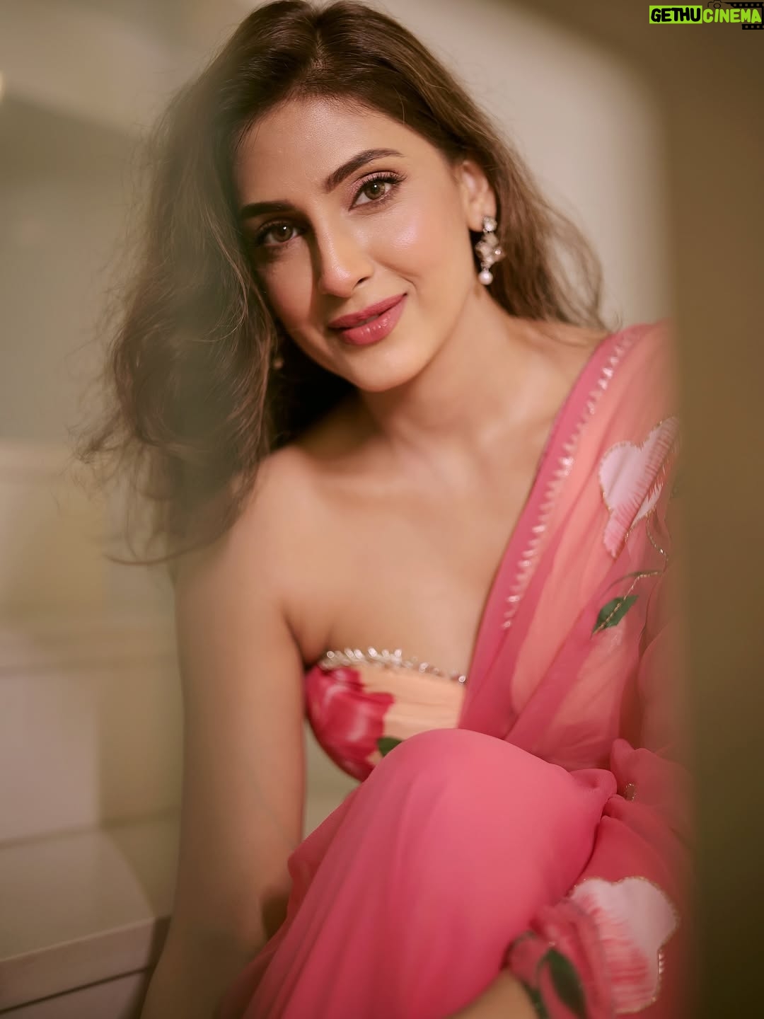 Reena Aggarwal - 12.6K Likes - Caution ⚠️ : visuals might be too bright for your eyes, wear your glasses 🤓 
Wearing: @raa_couture_studio 
📸: @sahilphotography_16 

#saree #portraitphotography #sareelove