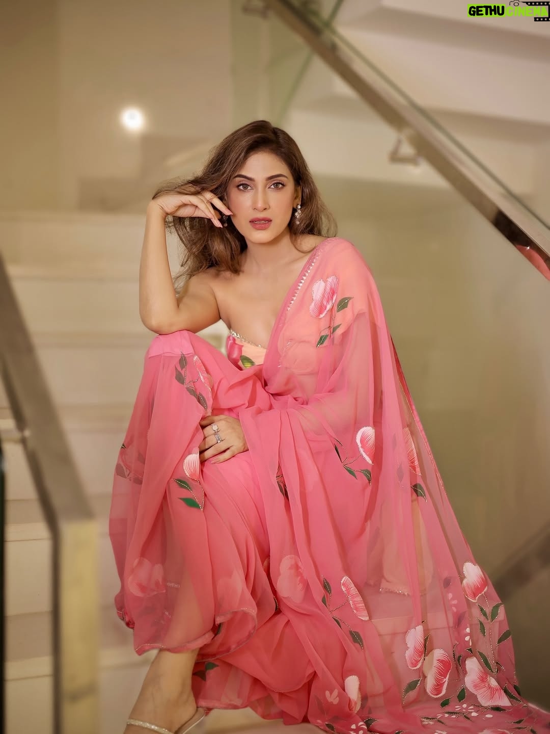Reena Aggarwal - 12.6K Likes - Caution ⚠️ : visuals might be too bright for your eyes, wear your glasses 🤓 
Wearing: @raa_couture_studio 
📸: @sahilphotography_16 

#saree #portraitphotography #sareelove